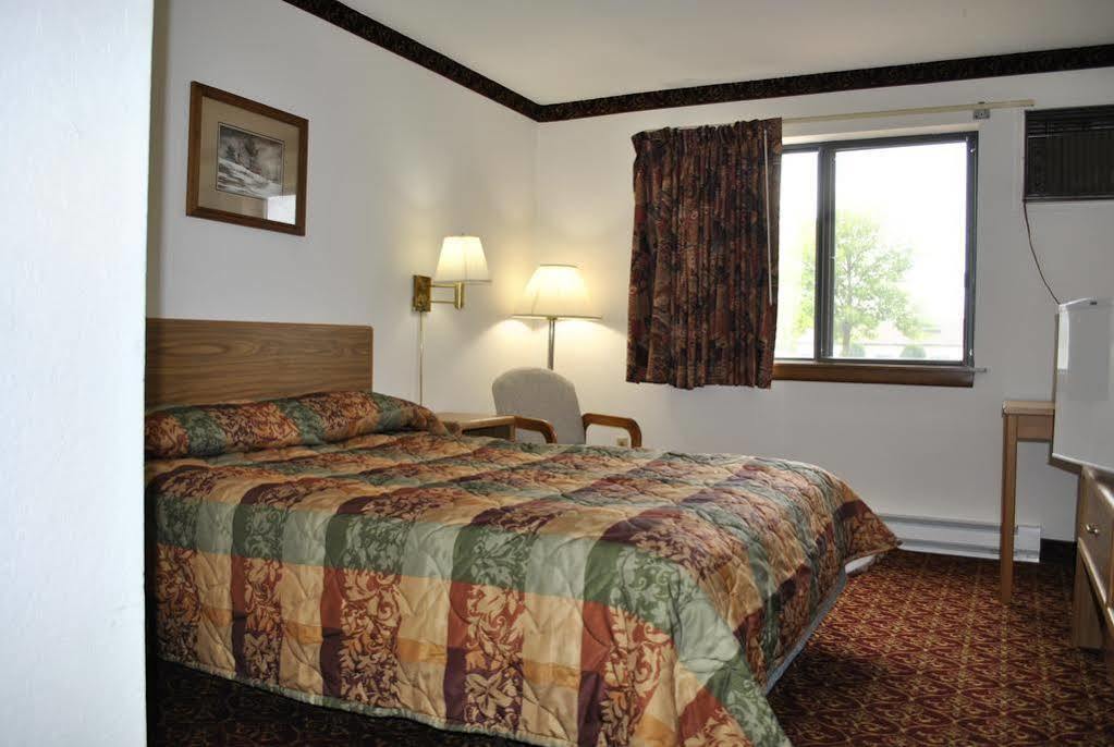 Waconia Inn And Suites Exterior photo