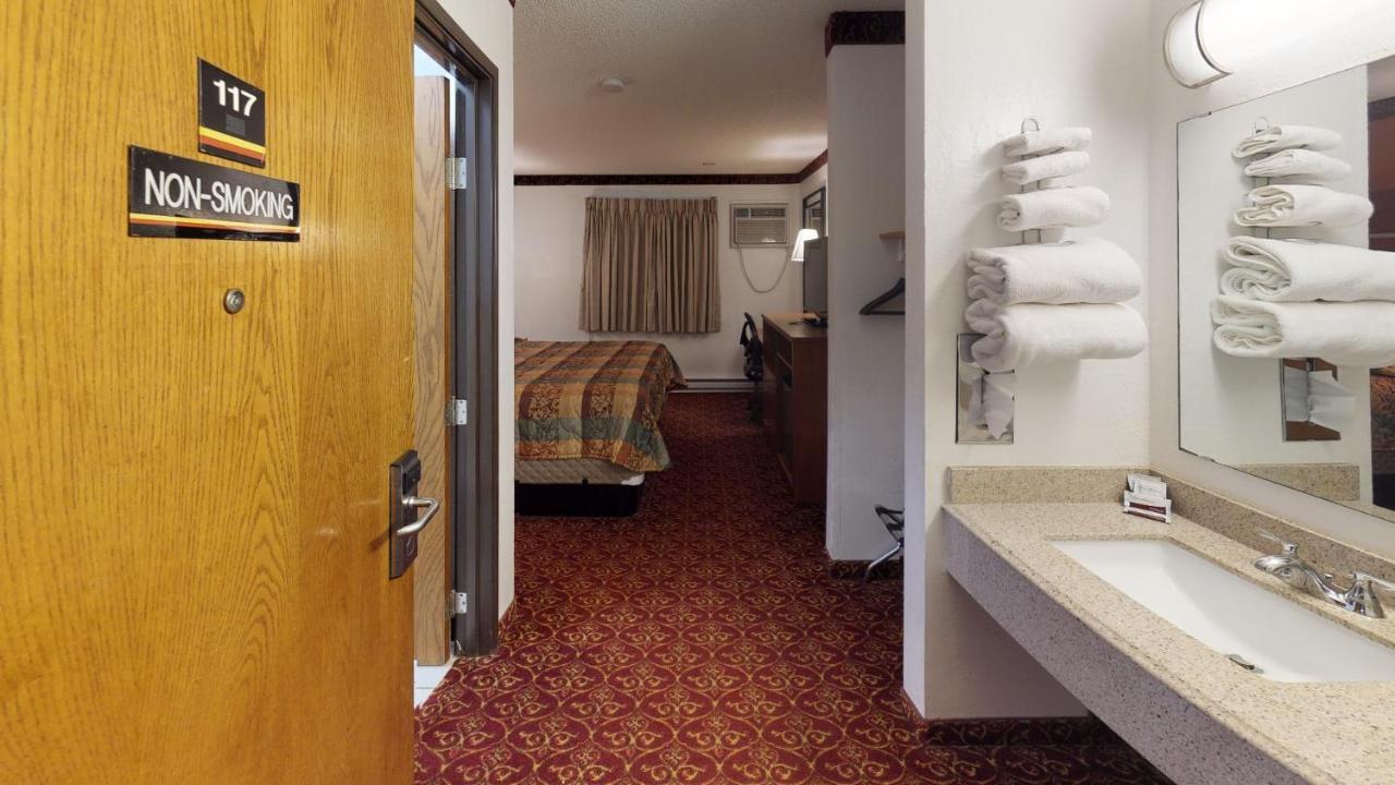 Waconia Inn And Suites Exterior photo